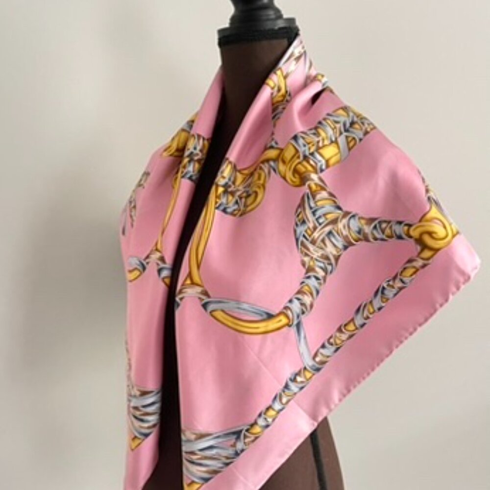 New Gucci Scarf Iconic Logo Gold Chain Barbie Pink Silk Wrap - Picture 6 of 15